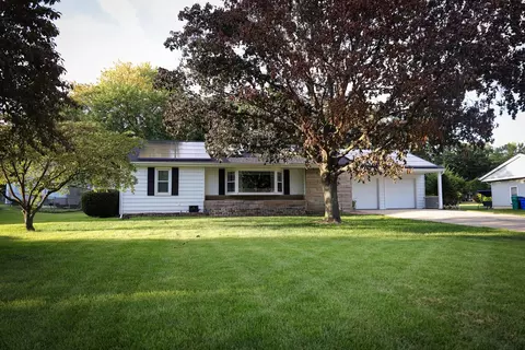 34 N Court Dr, Decatur, IL 62526