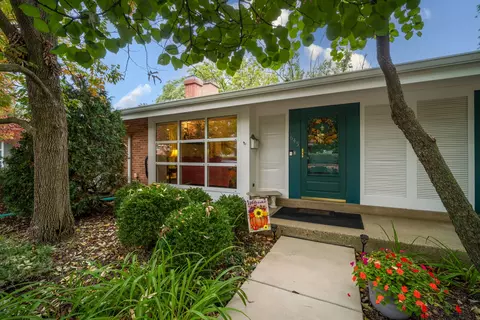 645 Spring Rd, Glenview, IL 60025