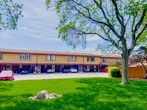 26 Cour Versaille Ct #26, Palos Hills, IL 60465