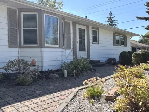 Exterior - 1088 W Walnut St, Kankakee, IL 60901 photo 2 of 9