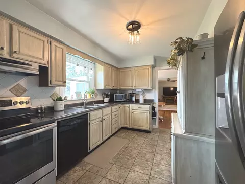 Kitchen - 1088 W Walnut St, Kankakee, IL 60901 photo 2 of 2