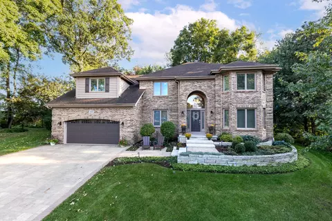 2421 River Woods Dr, Naperville, IL 60565