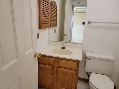 Bath - 5406 Chateau Dr #4, Rolling Meadows, IL 60008 photo 1 of 2