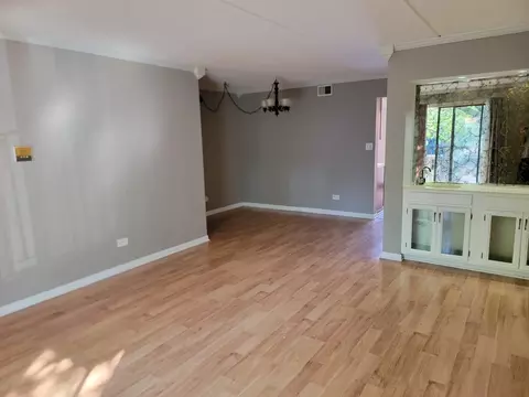 Living - 5406 Chateau Dr #4, Rolling Meadows, IL 60008 photo 2 of 4