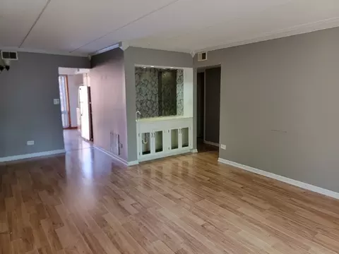 Living - 5406 Chateau Dr #4, Rolling Meadows, IL 60008 photo 3 of 4