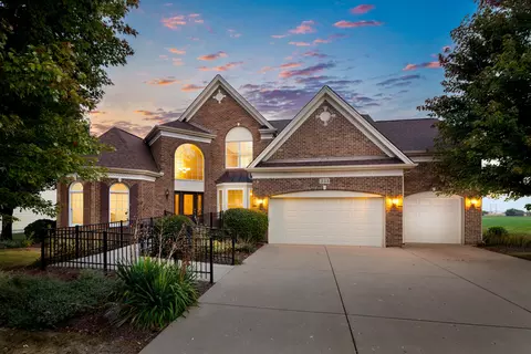 351 Lake Run Ln, North Aurora, IL 60542