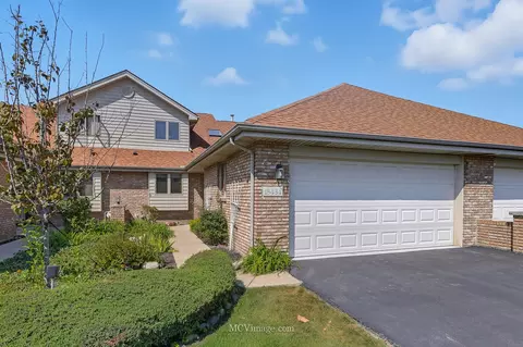 18434 Lakeview Cir, Tinley Park, IL 60477
