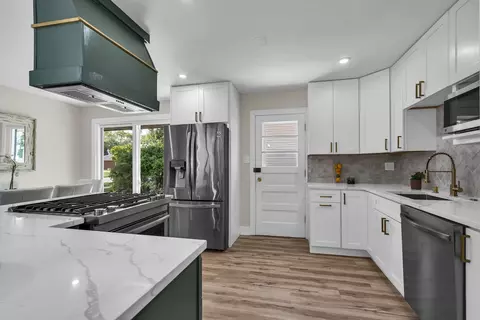 Kitchen - 980 Marshall Dr, Des Plaines, IL 60016 photo 4 of 4