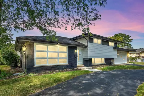 Exterior - 980 Marshall Dr, Des Plaines, IL 60016 photo 2 of 6
