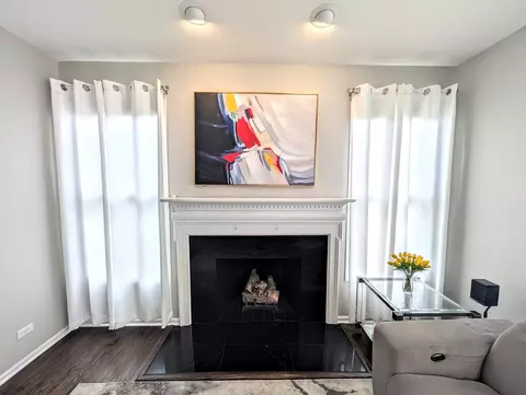 Living - 5520 Bear Claw Ct, Hoffman Estates, IL 60192 photo 2 of 5
