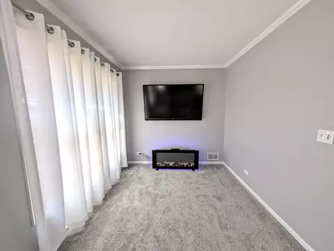 Living - 5520 Bear Claw Ct, Hoffman Estates, IL 60192 photo 4 of 5