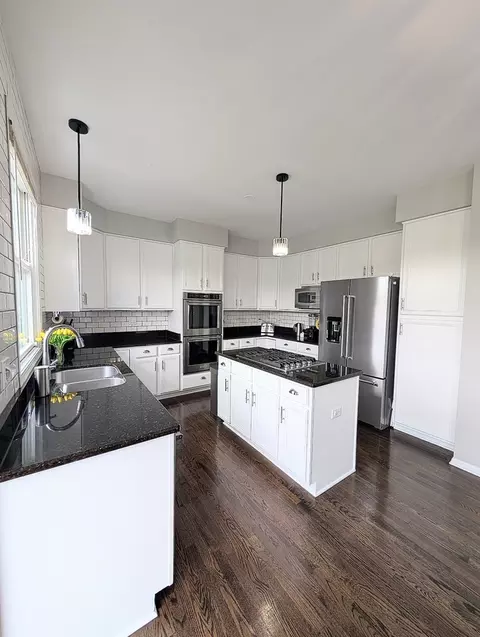 Kitchen - 5520 Bear Claw Ct, Hoffman Estates, IL 60192 photo 2 of 5