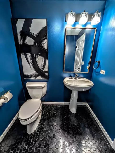 Bath - 5520 Bear Claw Ct, Hoffman Estates, IL 60192 photo 5 of 5