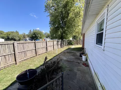 Exterior - 101 E Lincoln St, Sidell, IL 61876 photo 3 of 5