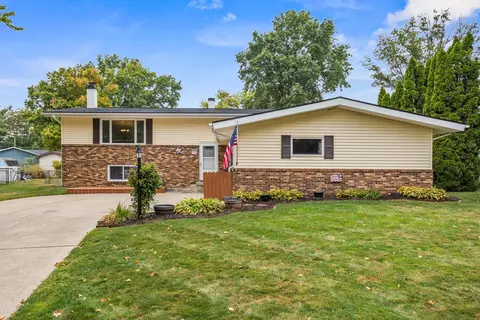 915 Marietta Dr, Mahomet, IL 61853