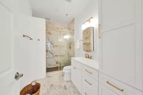 Bath - 324 E 17th St, Chicago, IL 60616 photo 2 of 4