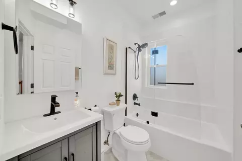 Bath - 324 E 17th St, Chicago, IL 60616 photo 3 of 4