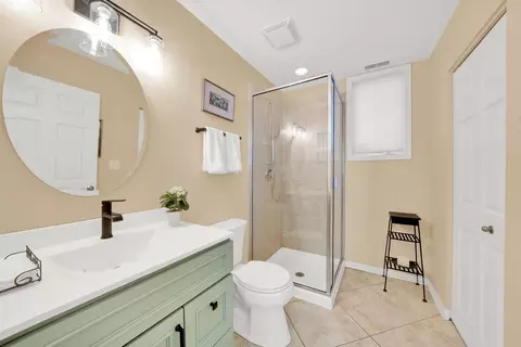 Bath - 324 E 17th St, Chicago, IL 60616 photo 1 of 4