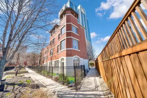 324 E 17th St, Chicago, IL 60616