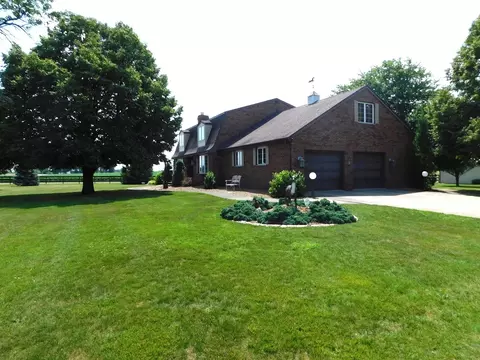 10766 E 7000 N Rd, Grant Park, IL 60940