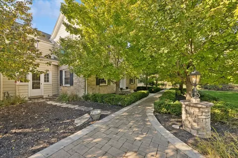 2122 Middlefork Rd, Northfield, IL 60093