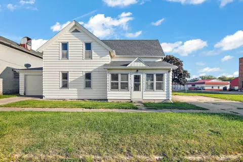 225 W Station St, Saint Anne, IL 60964
