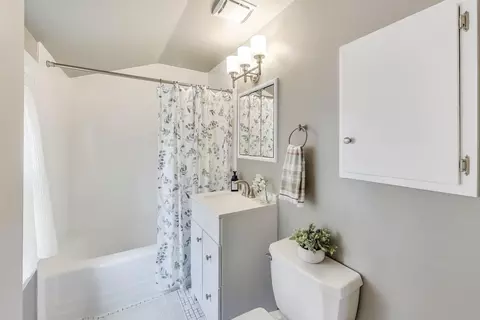 Bath - 240 Parkview Rd, Glenview, IL 60025 photo 2 of 2