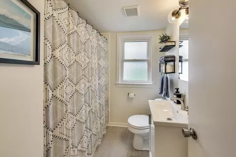 Bath - 240 Parkview Rd, Glenview, IL 60025 photo 1 of 2
