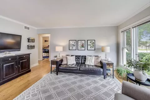 Living - 240 Parkview Rd, Glenview, IL 60025 photo 2 of 3