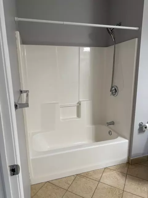 Bath - 275 E Railroad Ave #301, Bartlett, IL 60103 photo 2 of 4