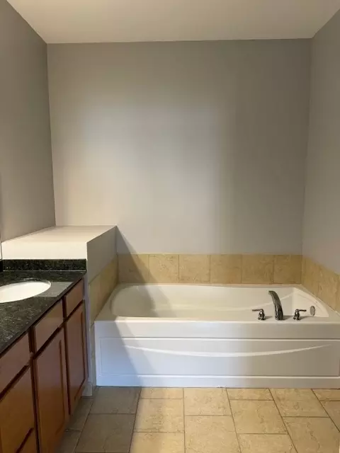 Bath - 275 E Railroad Ave #301, Bartlett, IL 60103 photo 4 of 4