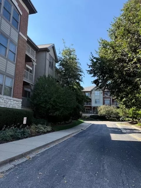 Exterior - 275 E Railroad Ave #301, Bartlett, IL 60103 photo 2 of 4