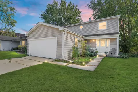 7 Woodmar Ct, Streamwood, IL 60107