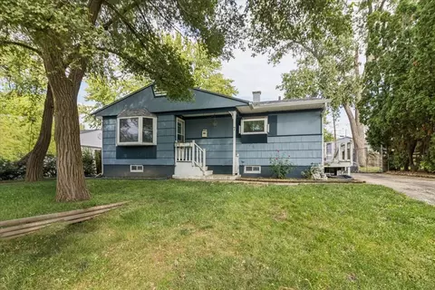 7 Hickory Dr, Carpentersville, IL 60110