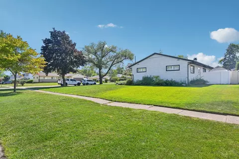 998 Willson Dr, Des Plaines, IL 60016 photo 3