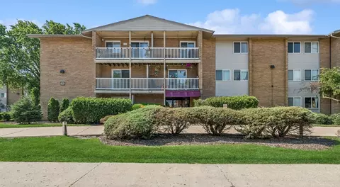 Exterior - 910 Beau Dr #211, Des Plaines, IL 60016 photo 1 of 1