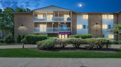 910 Beau Dr #211, Des Plaines, IL 60016