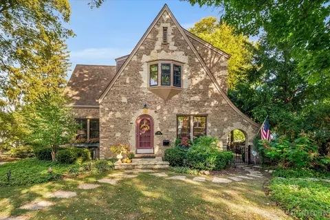 405 S 1st St, Geneva, IL 60134