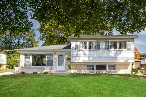 1720 W Robbie Ln, Mount Prospect, IL 60056