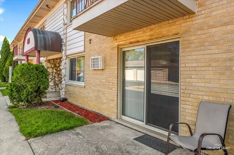 501 Carlysle Dr #9, Clarendon Hills, IL 60514