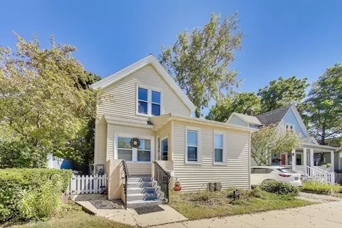 869 N Mckinley Rd, Lake Forest, IL 60045