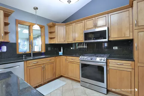Kitchen - 5006 Hickory Way, Johnsburg, IL 60051 photo 4 of 5