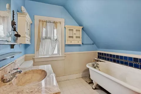 Bath - 431 E Liberty Dr, Wheaton, IL 60187 photo 1 of 1