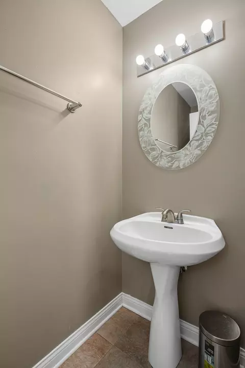Bath - 17504 Danielle Ct, Hazel Crest, IL 60429 photo 6 of 6