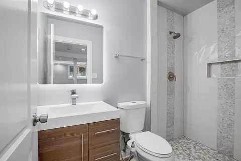 Bath - 17504 Danielle Ct, Hazel Crest, IL 60429 photo 5 of 6