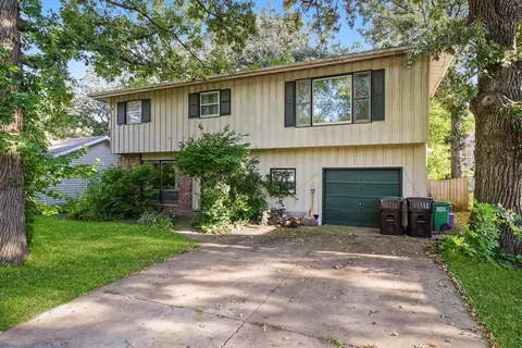 3025 Victoria Ave, Mchenry, IL 60050