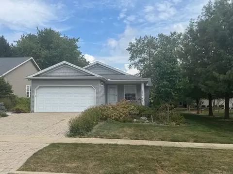 2404 Treeline Dr, Bloomington, IL 61704