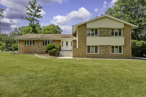 4 N300 Briar Ln, Bensenville, IL 60106