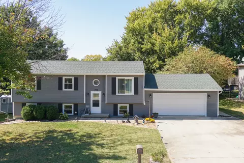 702 Arrowhead Ln, Heyworth, IL 61745