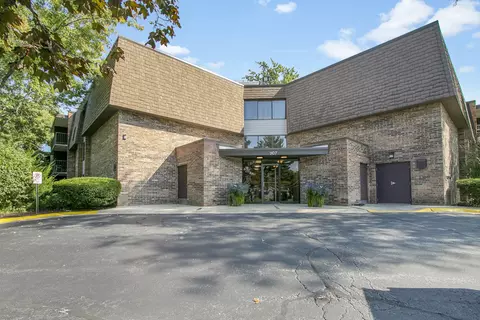 907 S Williams St #206, Westmont, IL 60559